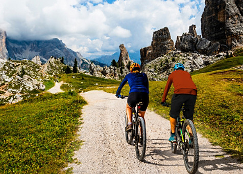 Deux personnes font du vélo ensemble
